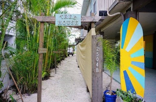 Bradenton Beach House | Pet Friendly! Steps to white sandy beaches and the bay! Discounts applied for stays longer than 7 days and 30 days!
