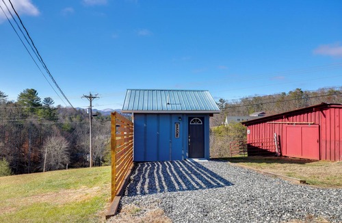 Marshall Apartment | Pet-Friendly Studio w/Hot Tub & Views in Marshall
