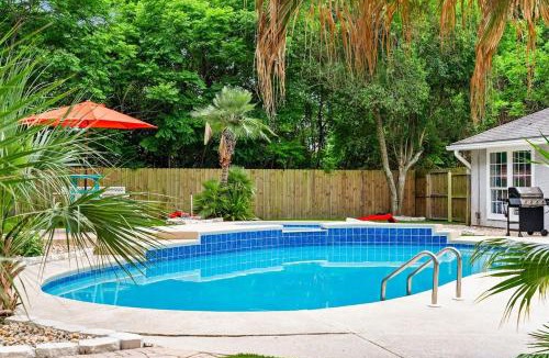 Thomas Drive House | Pickleball, HTD Pool, Mini Golf, Game Room, B Ball