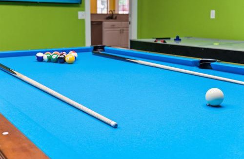 Thomas Drive House | Pickleball, HTD Pool, Mini Golf, Game Room, B Ball