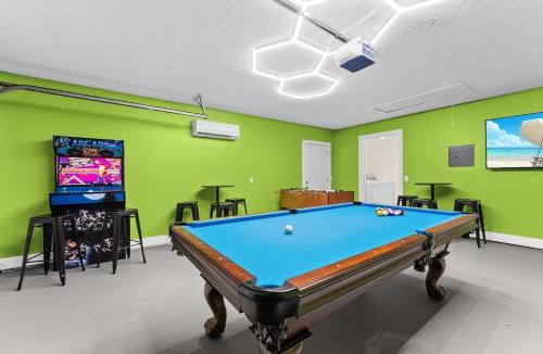 Thomas Drive House | Pickleball, HTD Pool, Mini Golf, Game Room, B Ball