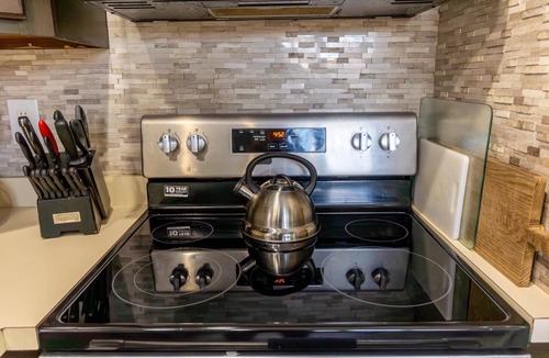 Briar Crest Woods Cabin | Pickleball |Pool Table |Hot Tub |FirePit |King Bed