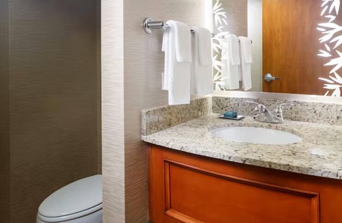 St. Petersburg Hotel | Picture-Perfect Family Stay near Downtown | Lakefront Hotel | 2 Units