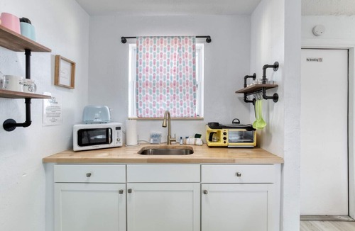 Bridgeport Heights Hotel | Pineapple Shores Retro Inn 4