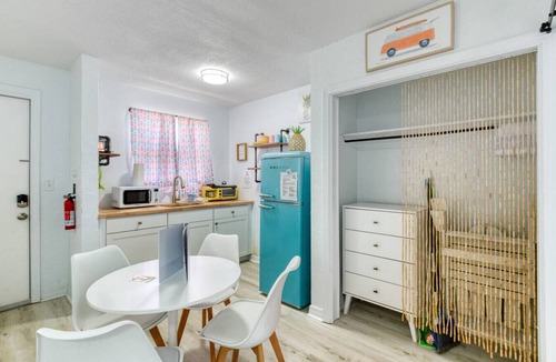 Bridgeport Heights Apartment | Pineapple Shores Retro Inn 3