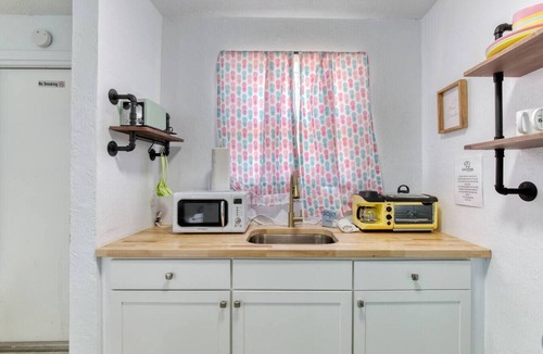 Bridgeport Heights Apartment | Pineapple Shores Retro Inn 3