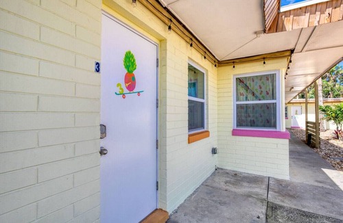 Bridgeport Heights Apartment | Pineapple Shores Retro Inn 3
