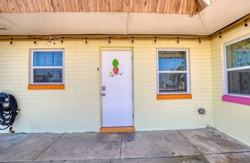 Bridgeport Heights Apartment | Pineapple Shores Retro Inn 3