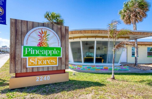 Bridgeport Heights Apartment | Pineapple Shores Retro Inn Queen Studio Unit 6
