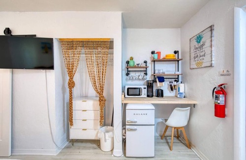 Bridgeport Heights Apartment | Pineapple Shores Retro Inn 10