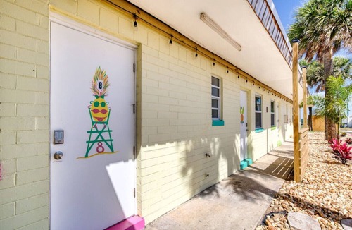 Bridgeport Heights Apartment | Pineapple Shores Retro Inn 10