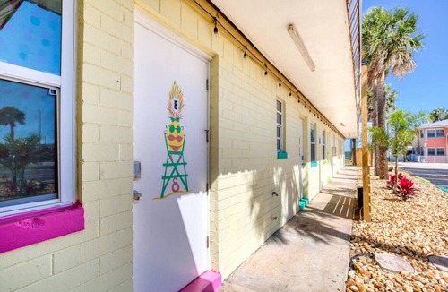 Bridgeport Heights Apartment | Pineapple Shores Retro Inn 10