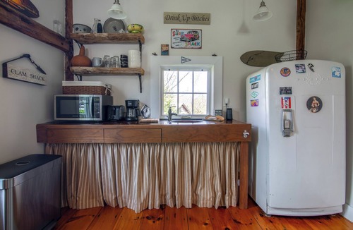 Marshfield Cottage | Ping-Pong & Fire Pit! Renovated Marshfield Cottage