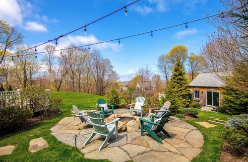 Marshfield Cottage | Ping-Pong & Fire Pit! Renovated Marshfield Cottage