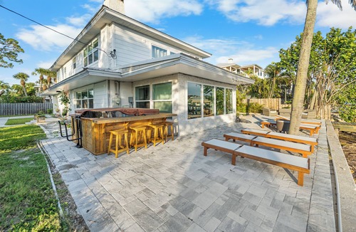 Ozona House | Pink Pony Villa – Waterfront Escape w/Pool, Kayaks & Themed Rooms