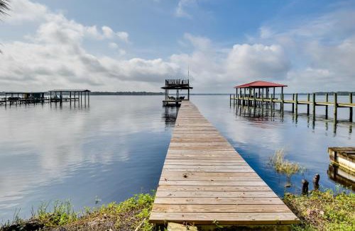 Welaka House | 'Pirate Cove' Home in Welaka: Dock & River Access!