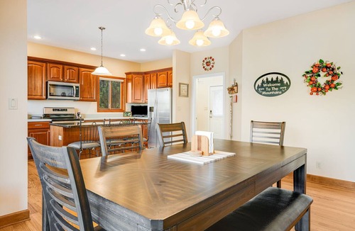 Hendersonville House | Pisgah View Cabin - Year round Mountain View - Convenient location