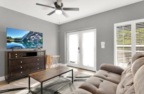 Lakewood Apartment | Plush Mins from HCA, Asc St Vincent & Everbank