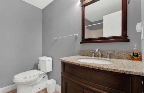 Lakewood Apartment | Plush Mins from HCA, Asc St Vincent & Everbank