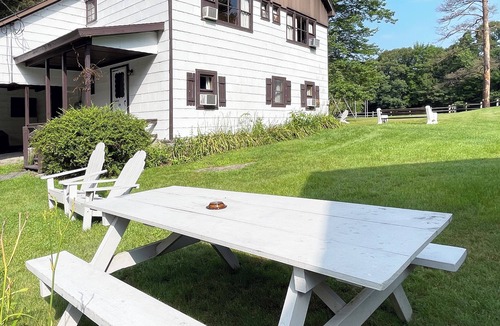 Reeders House | Poconos Rustic 1BR in the Poconos on Private Resort
