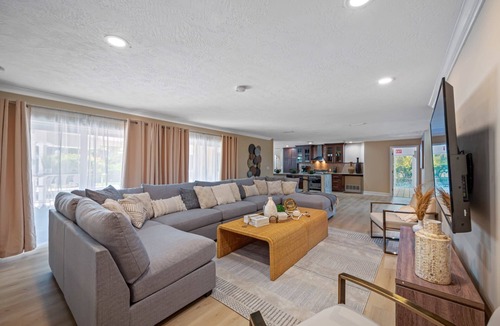 Anona House | Pool * Soccer * Basketball * Game Room * Sleeps 20