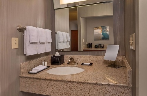 Rosslyn Hotel | Prime Location! Comfortable Accessible Room, Self Parking & Onsite Starbucks!