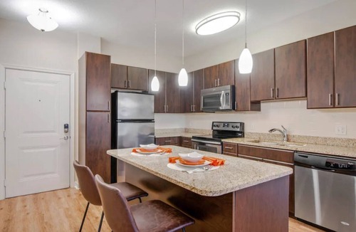 Carver City - Lincoln Gardens Condo | Prime Location for Business and Leisure Travelers