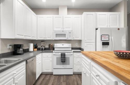 Hyde Park House | Prime Tampa Hyde Park 4 Bedroom House - Located Near Hyde Park Village, SoHo and Local Beach - Spacious and Comfortable Stay in Perfect Location - Great for Families and Groups Visiting Tampa Near Airport!