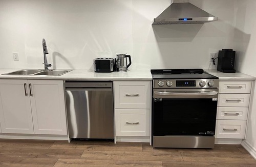 Vaughan House | Private 2 Bedroom Basement Suite