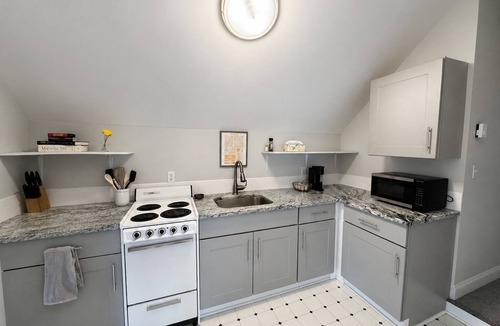 Stamford Apartment | Private A-Frame Studio Near Metro-North Queen + Kitchen + AC