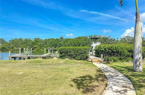 Bayshore Gardens House | Private Family Waterfront Retreat 6BD-5BA Bring your Boat