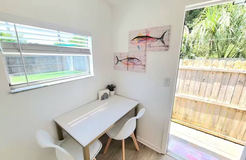 United Central House | Private Fenced Yard KING SunRunner 2 blocks W/D