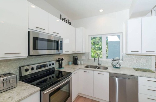 Saint Armands Key House | Private Heated Pool & Hot Tub Near St. Armands Close to the Beach