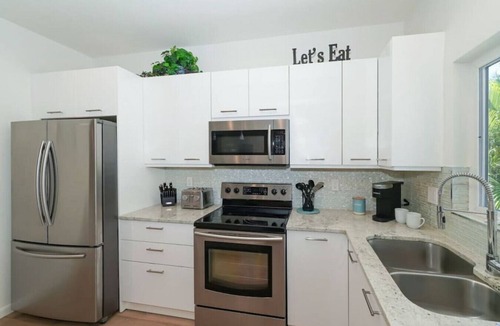 Saint Armands Key House | Private Heated Pool & Hot Tub Near St. Armands Close to the Beach
