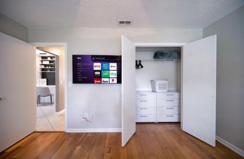 Mandarin House | Private Heated Pool Arcade Games Sleeps 10 Jacksonville Home
