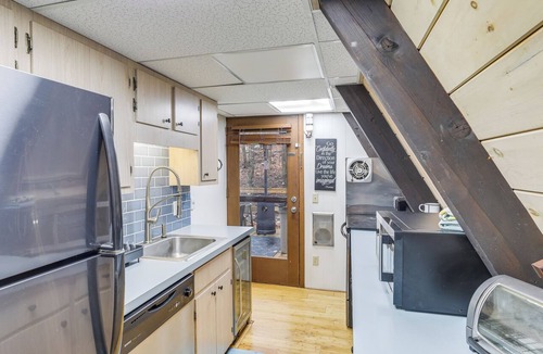 Charter Hills Cottage | Private Hot Tub: Cabin 1 Mi to Beech Mountain!