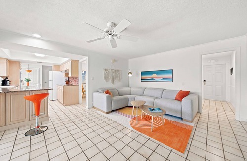 Venetian Way House | Private House - Pool, Firepit, Dog Friendly, Walk to Beach, FREE EV Charger