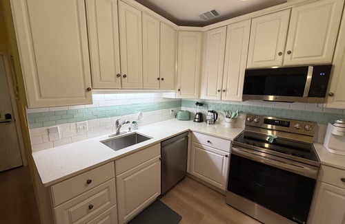Indian Shores House | Private Newly remodeled Beach Bungalow - steps to Ocean, Pet-friendly, family.