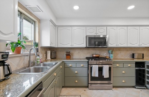 North Austin Civic Association House | Private Pool - 15 min Downtown - 3 min to Domain, Breweries & Q2 Stadium.