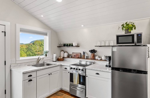 Frank House | Private Romantic Loft with a VIEW! Heartbeat Area for Hiking & Waterfalls!