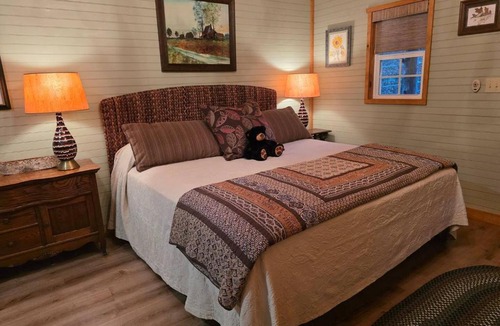 Jamestown House | Private romantic Tiny Home King bed Jamestown
