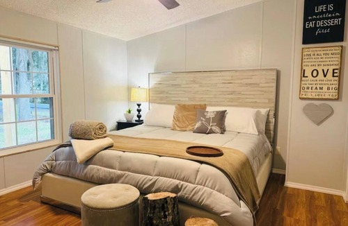 Clermont Bed & Breakfast | PrivateOakForest RanchFirepit, BBQ&FamilyRetreat