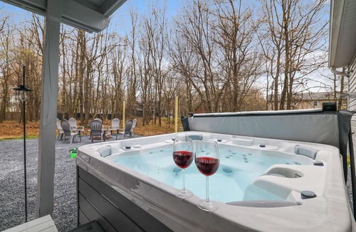 Long Pond House | PrivatePool~HotTub~Speakeasy@Bootlegger'sBungalow