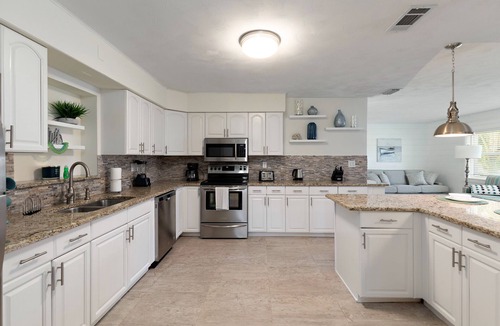 Whitney Beach House | PROMO 5% WEEKLY AND 10% MONTHLY DISCOUNT Private Beach Back Yard ! 5 BR 2 Bath