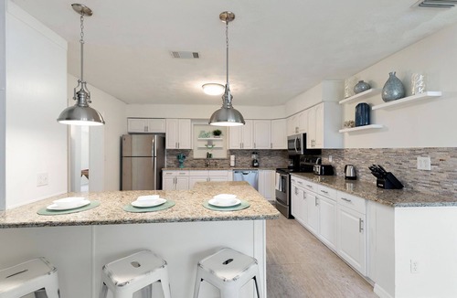 Whitney Beach House | PROMO 5% WEEKLY AND 10% MONTHLY DISCOUNT Private Beach Back Yard ! 5 BR 2 Bath