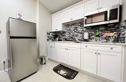 Tampa Apartment | Pyramid Studio w/internet and parking free