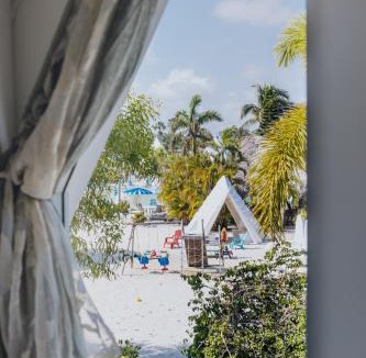 San Carlos Park Hotel | Pyramids in Florida