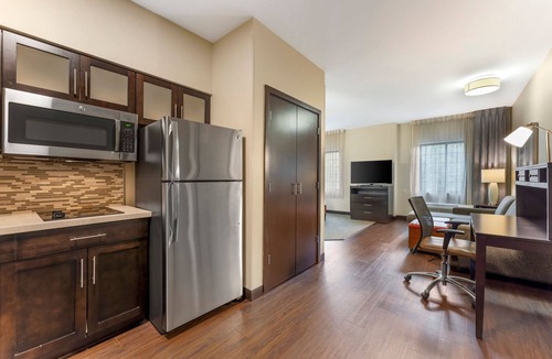 Warrendale Apartment | Queen Studio w/Work Desk | Free Breakfast + Pool