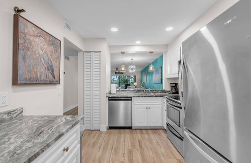 Indian Shores Condo | ☀Quick Walk To Beach🌴Large Pool Deck-Pool/Hot Tub/Chairs🐬Golden Shores 210🐠