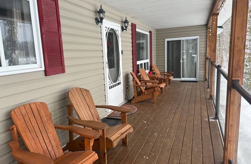 Marmora and Lake House | Quiet Getaway - 4 Season Lakefront Cottage for Fishing & Kayaking